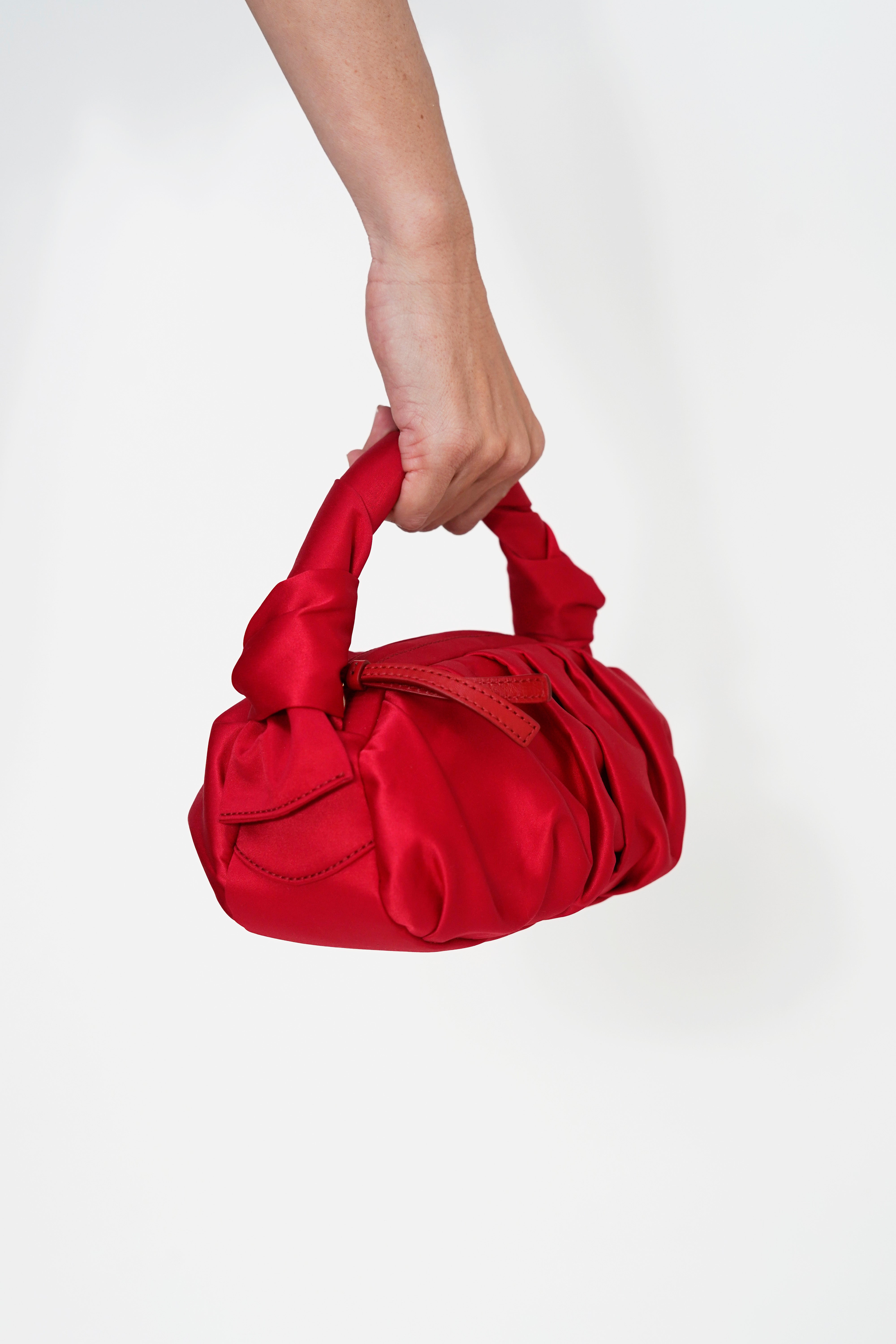 SAC ROUGE EN SATIN MOI&SASS