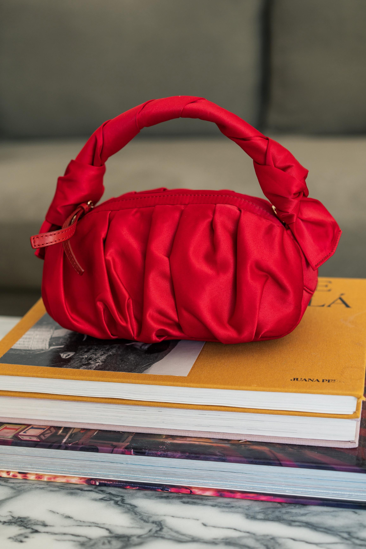 SAC ROUGE EN SATIN MOI&SASS