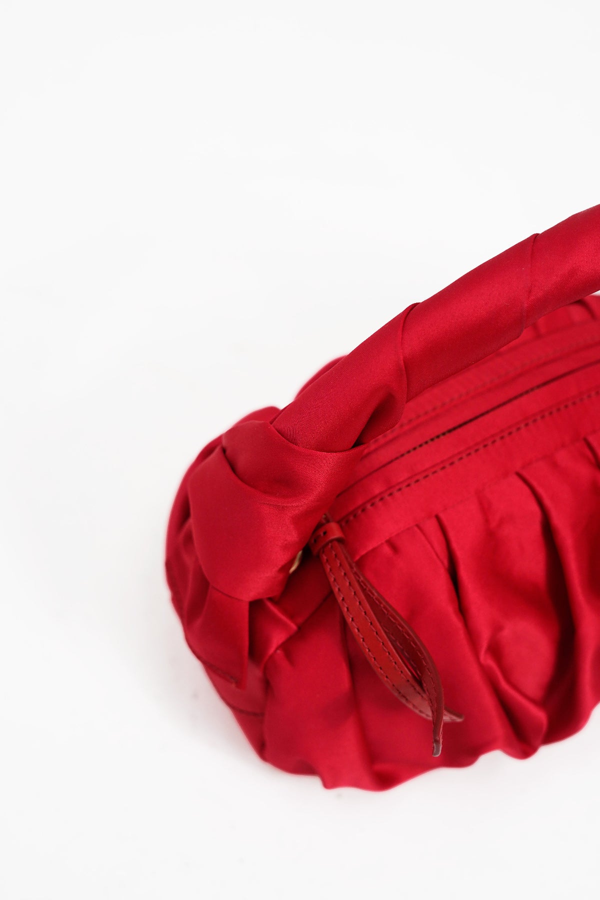 SAC ROUGE EN SATIN MOI&SASS