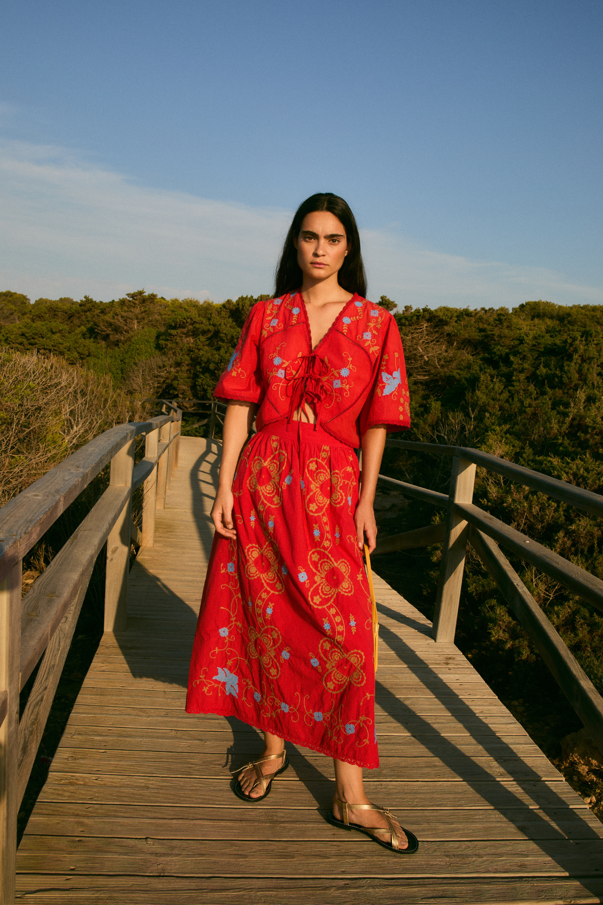 TOTAL LOOK AMAPOLA EMBROIDERY ROJO