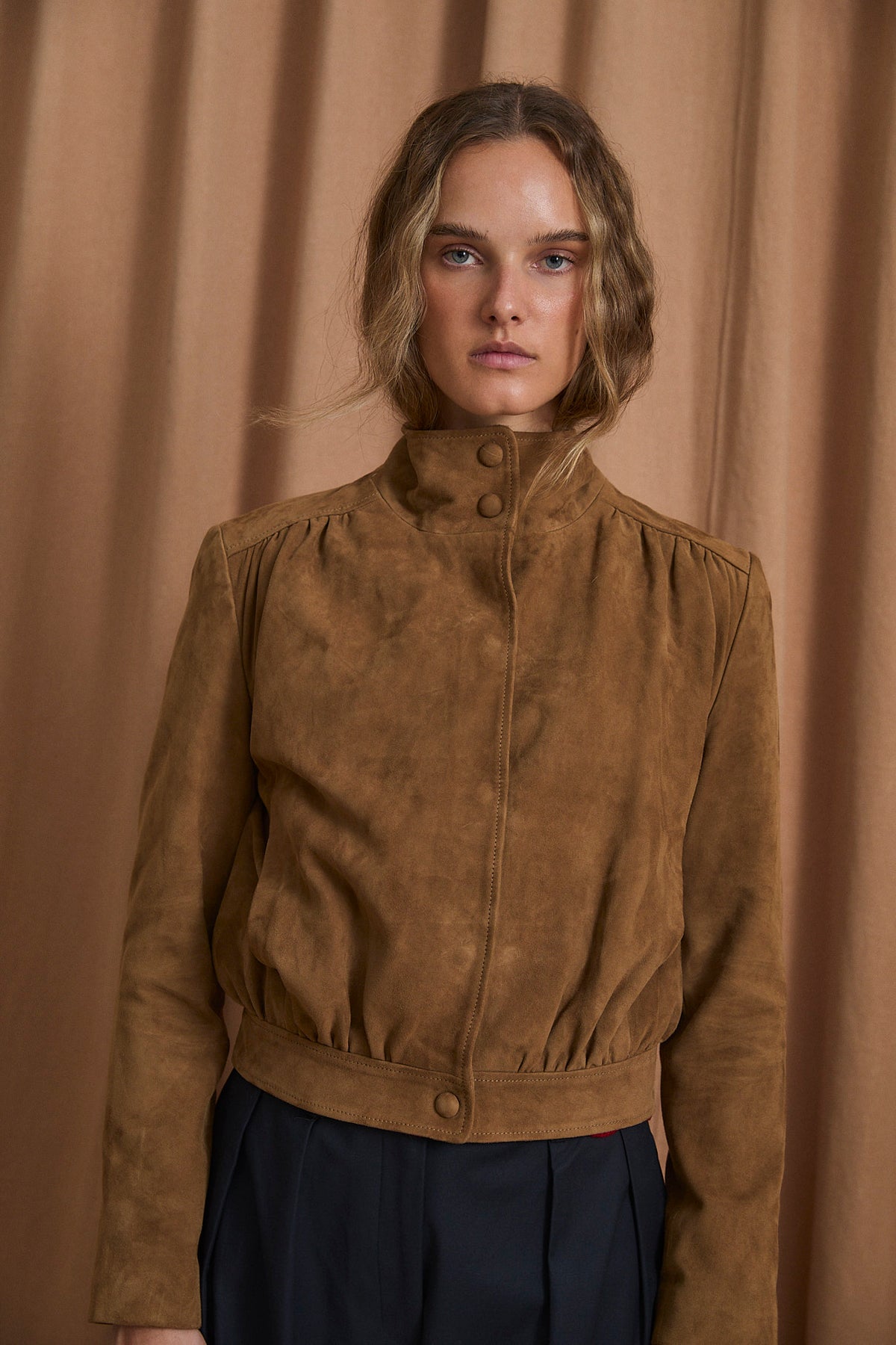 CHAQUETA BOMBER ANTE OCRE