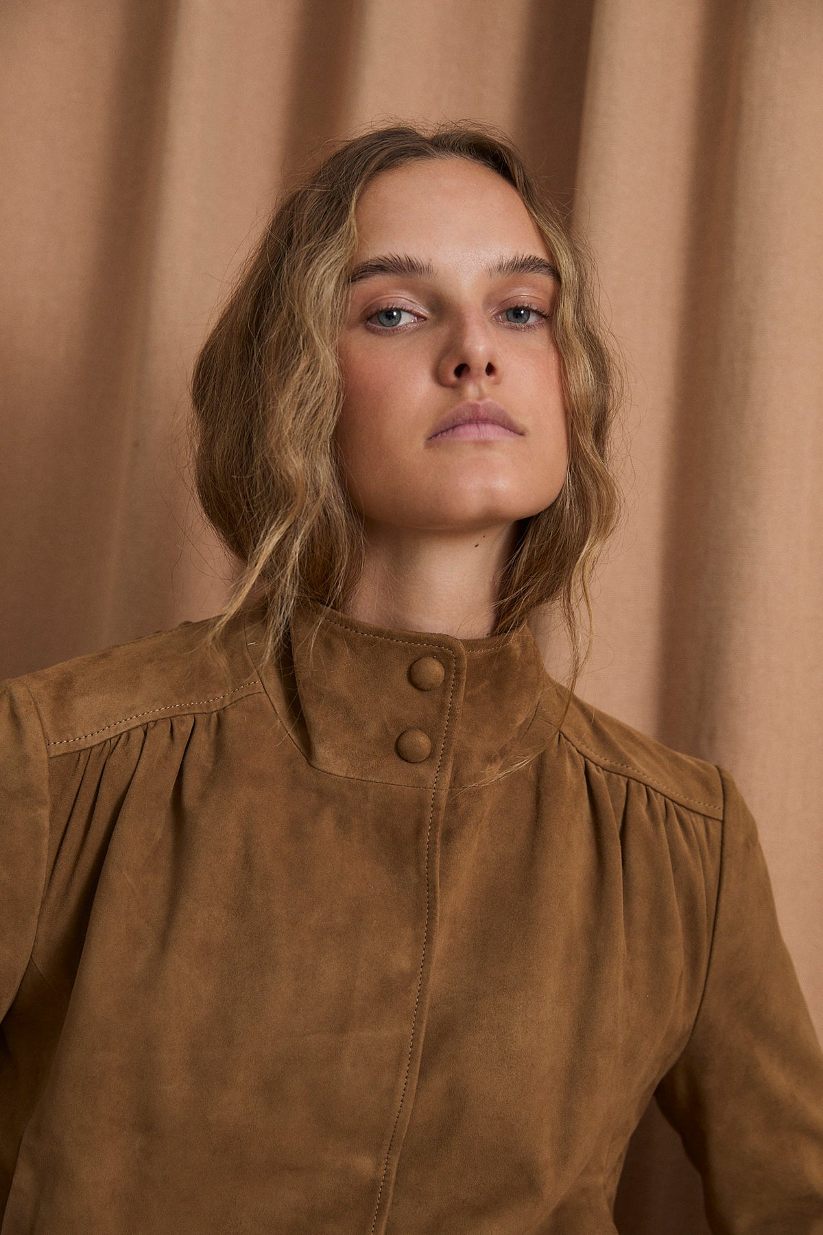 CHAQUETA BOMBER ANTE OCRE