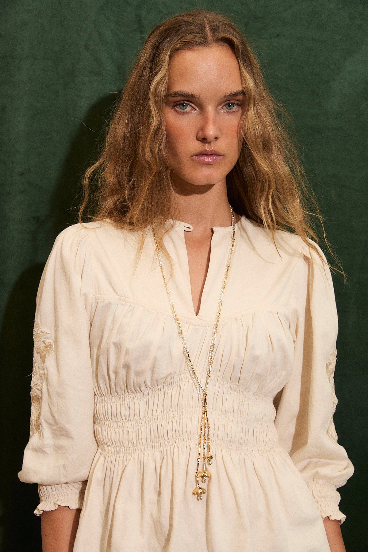 COLLAR LARGO CAMPANILLA ORO