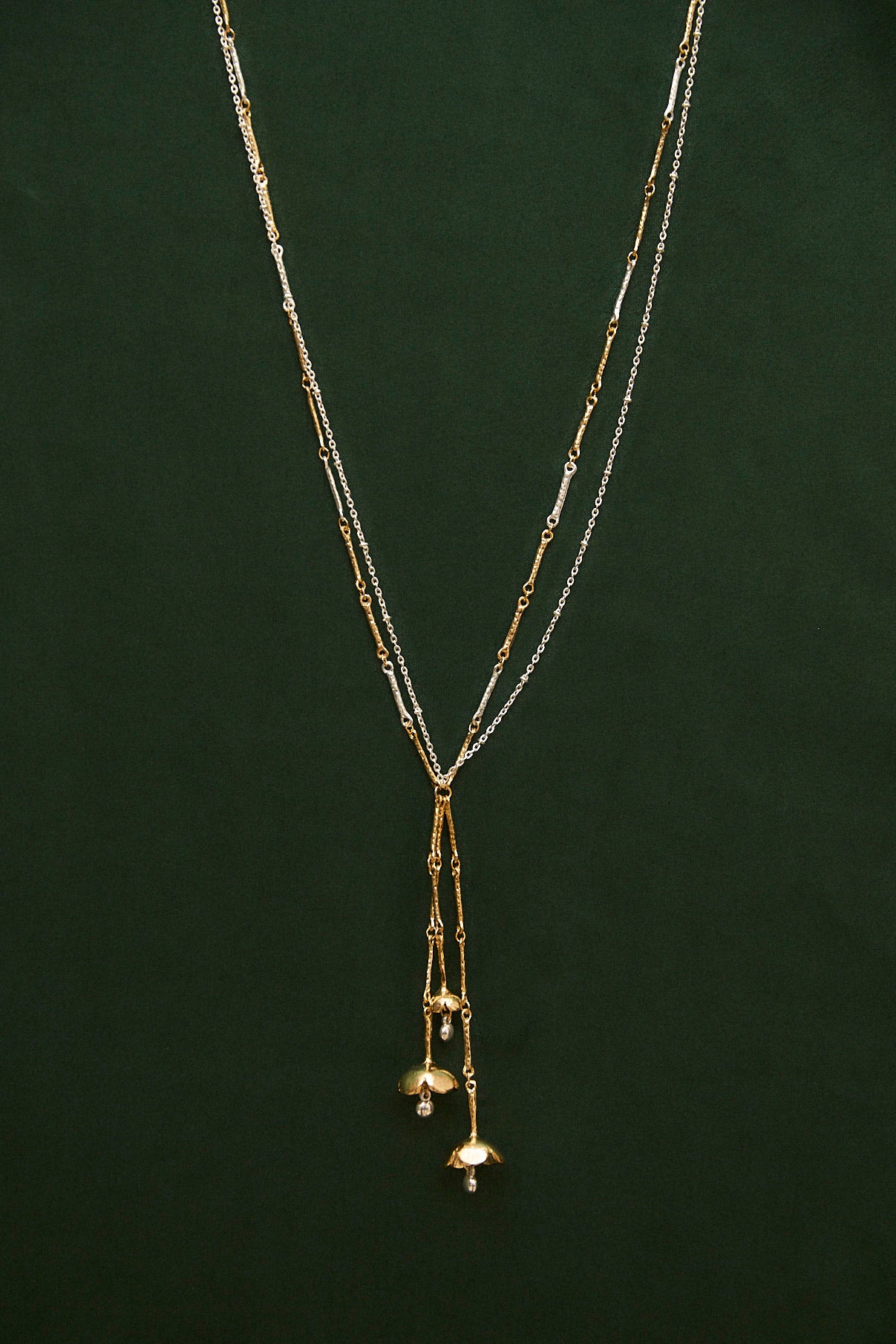 COLLAR LARGO CAMPANILLA ORO