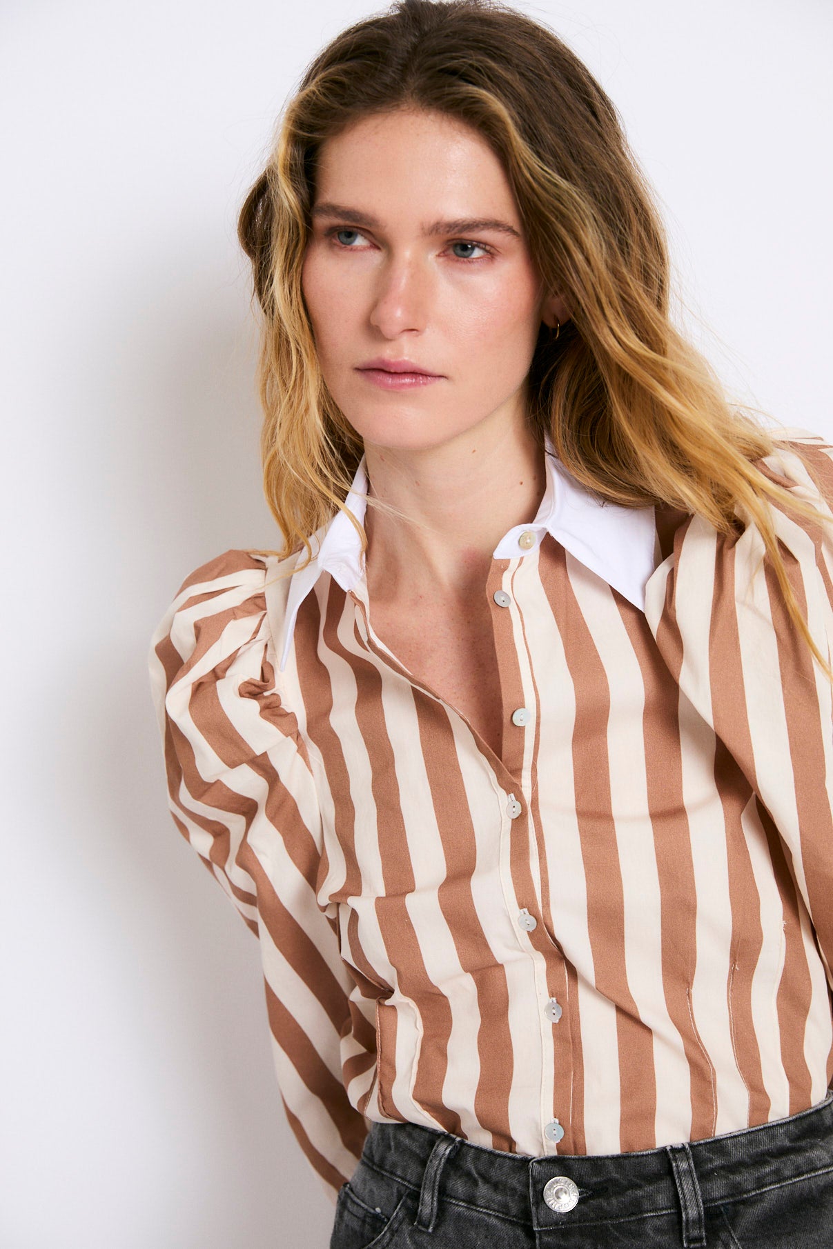 CAMISA CONTRASTE RAYA CAMEL