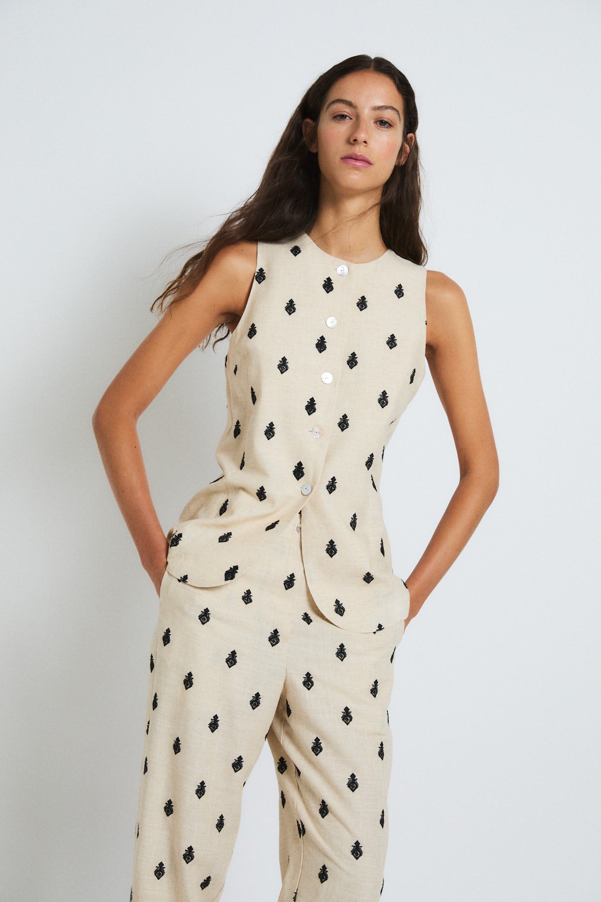 TOTAL LOOK TRUJILLO BORDADO BEIGE