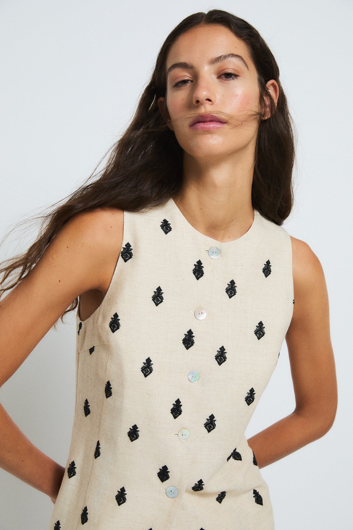 CHALECO TRUJILLO BORDADO BEIGE