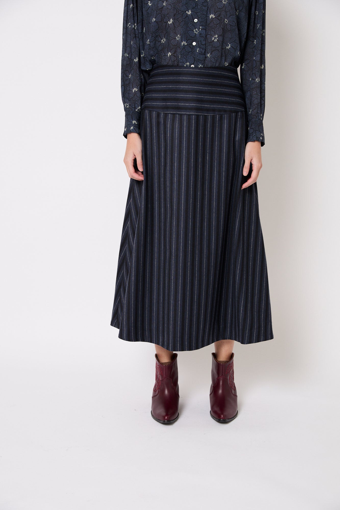 DIAGONAL NAVY STRIPED SKIRT