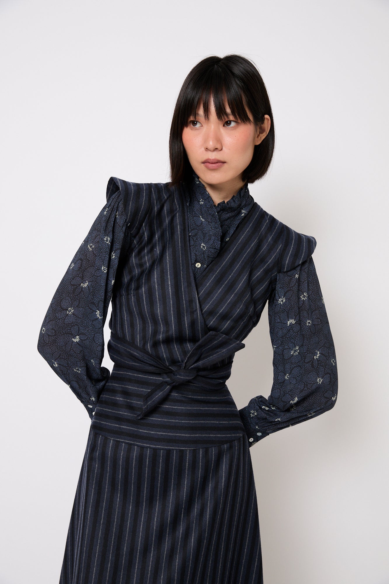 DIAGONAL NAVY STRIPES TOP