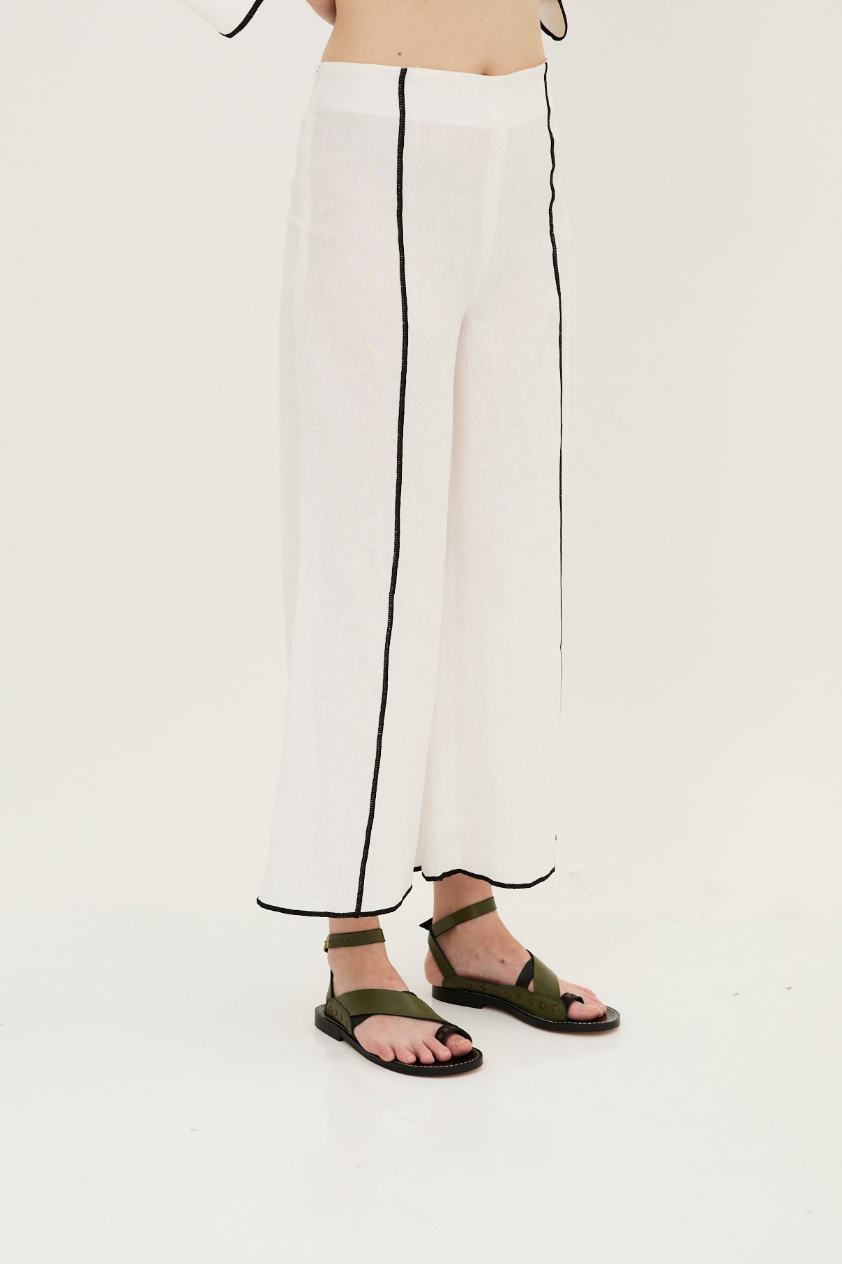 PANTALÓN CONTRASTE HILO BLANCO