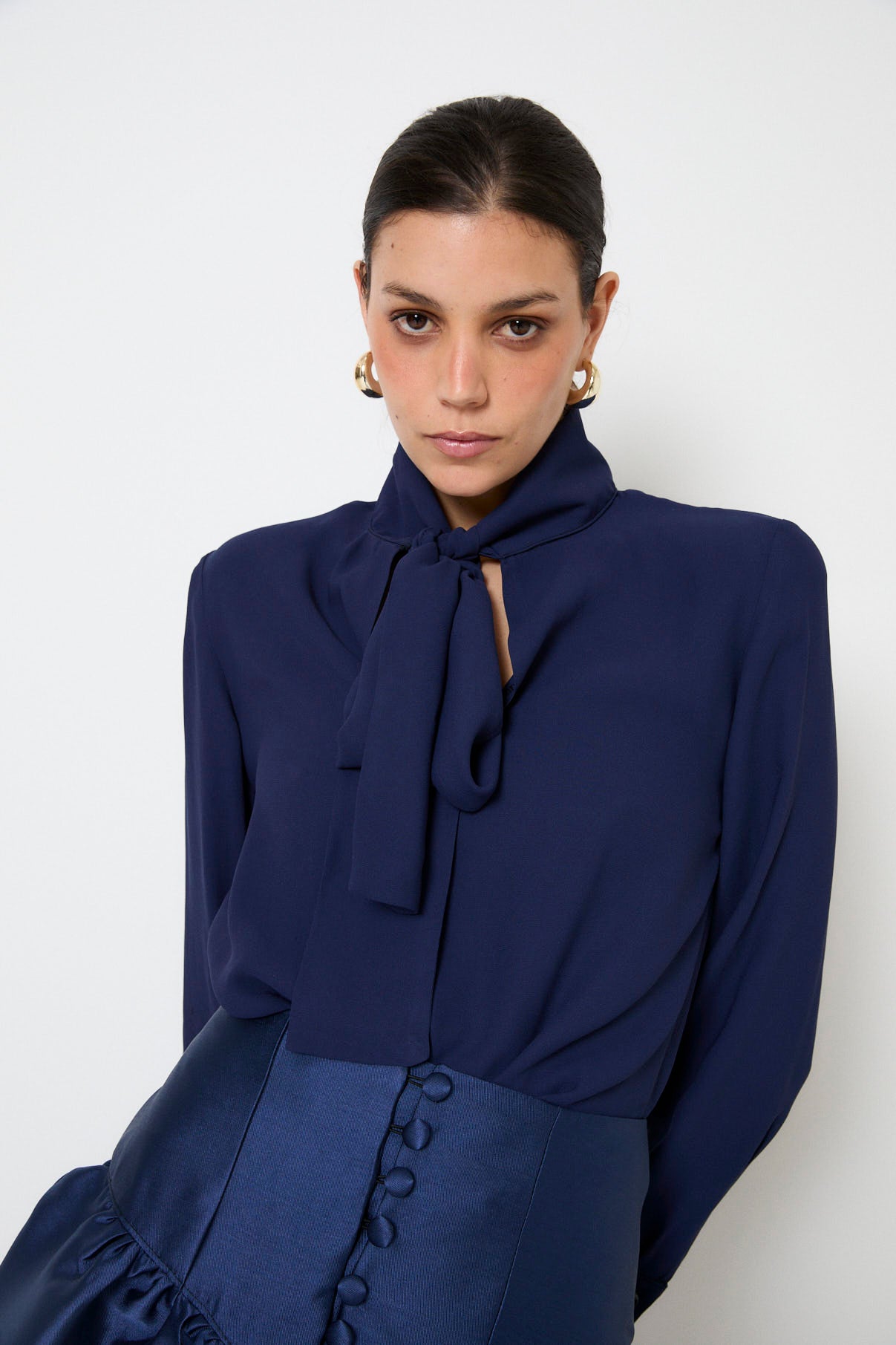 BLUSA LAZO CRESPON MARINO