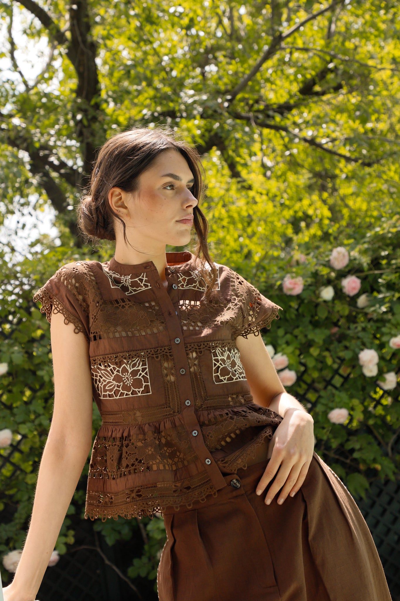 SEA EMBROIDERY CHOCOLATE TOP