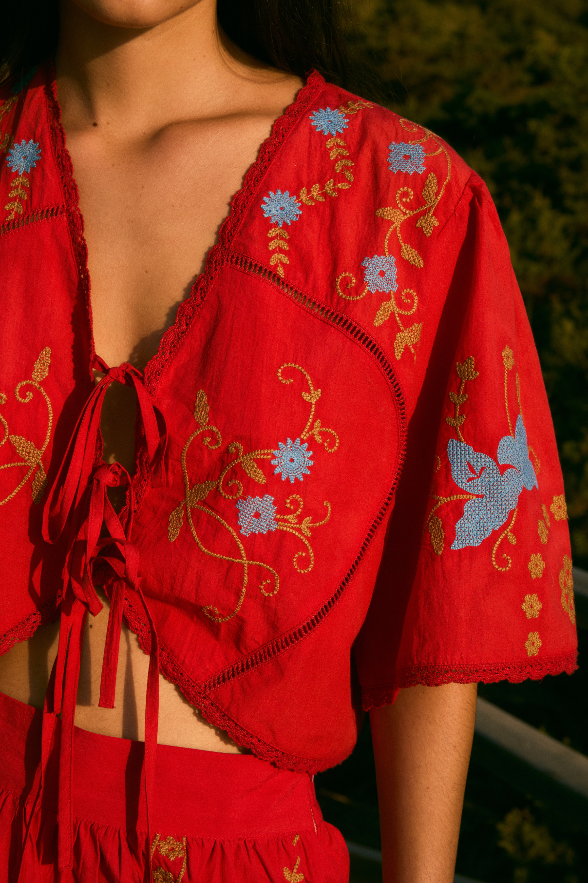 TOTAL LOOK AMAPOLA EMBROIDERY ROJO