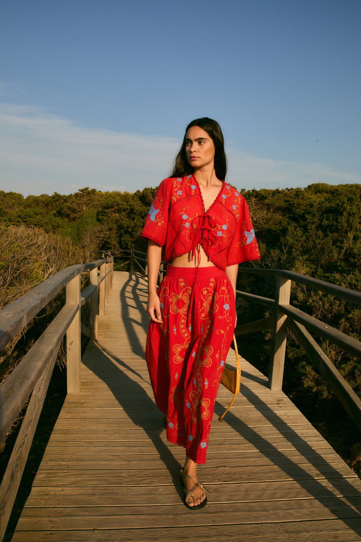TOTAL LOOK AMAPOLA EMBROIDERY ROJO