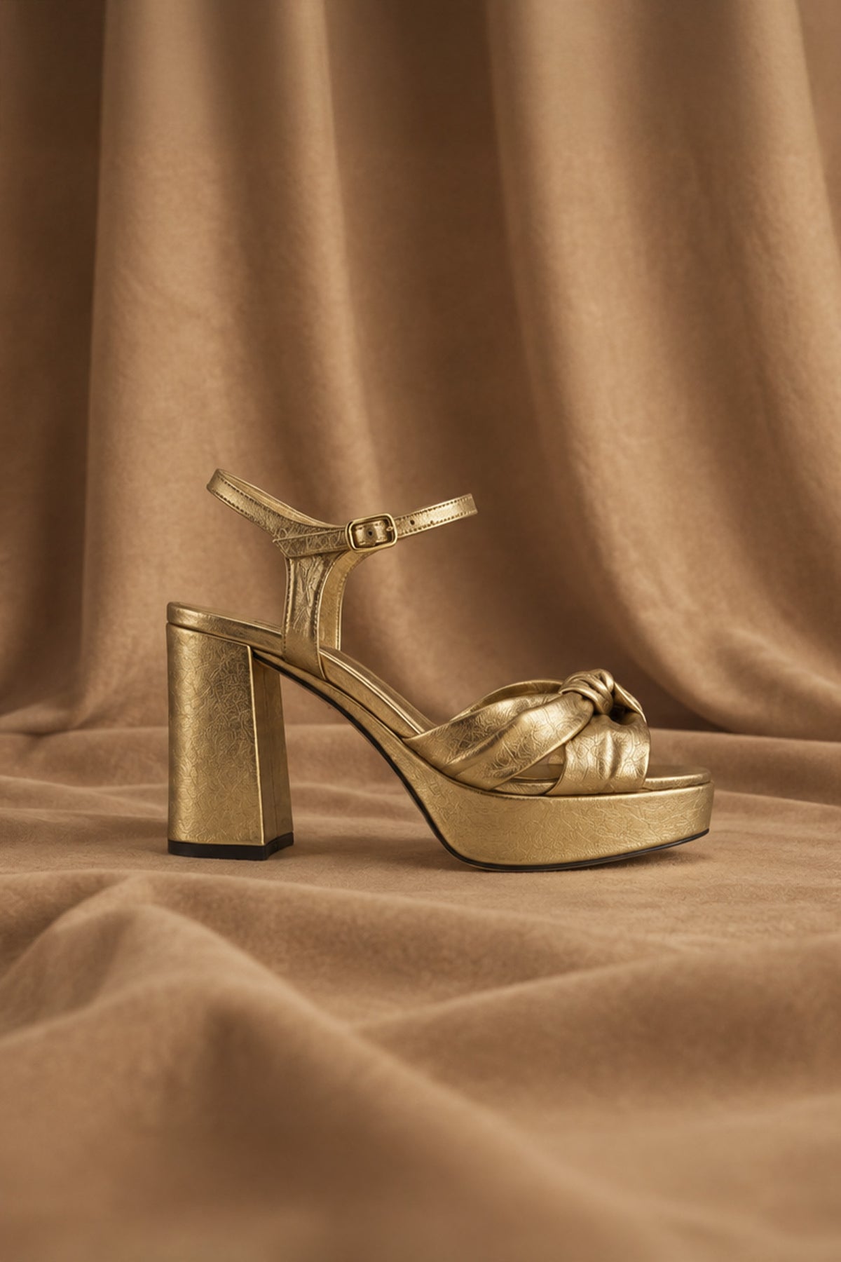 SANDALIA LILY PIEL ORO