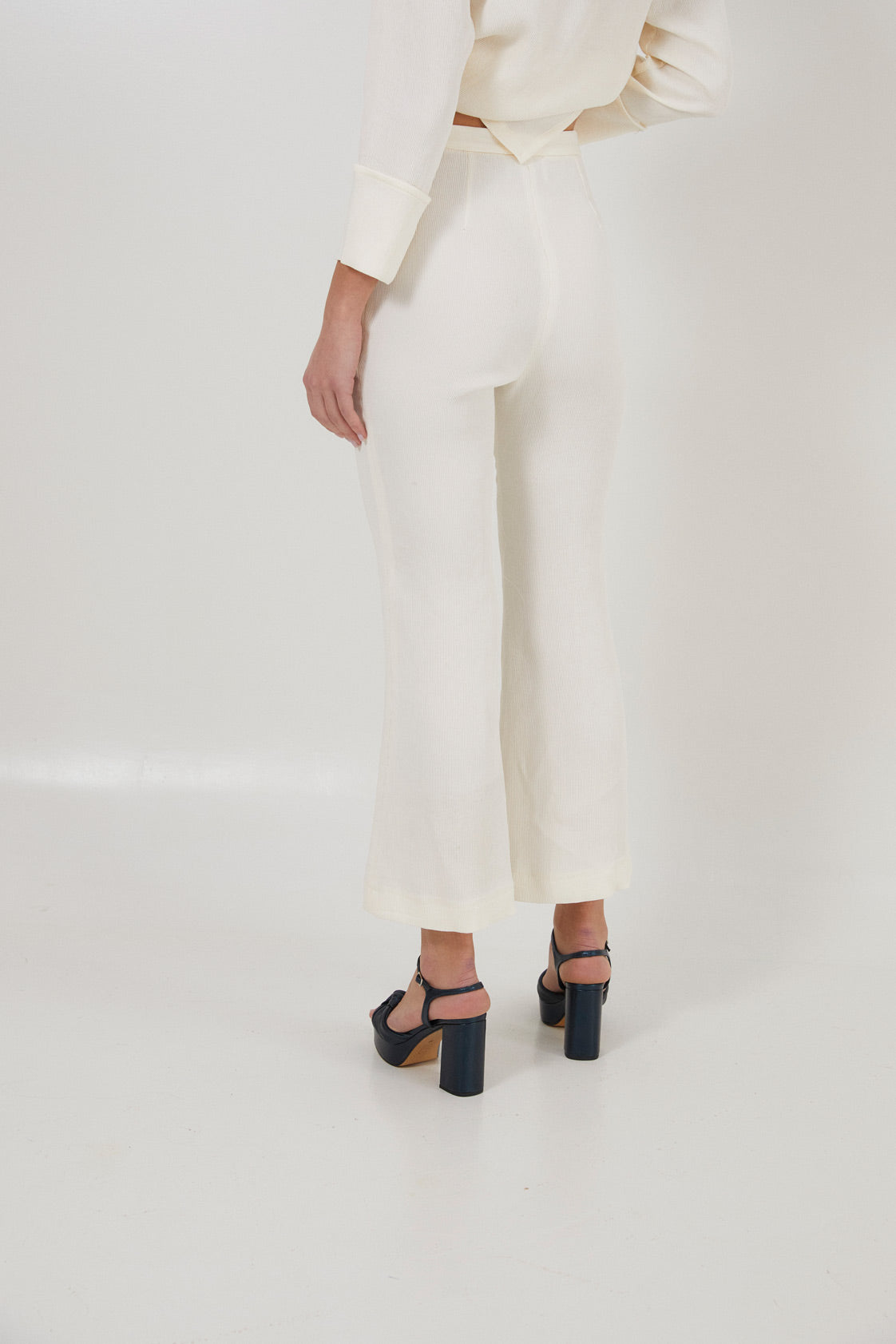 PANTALÓN CROP ARRUGUILLA CRUDO