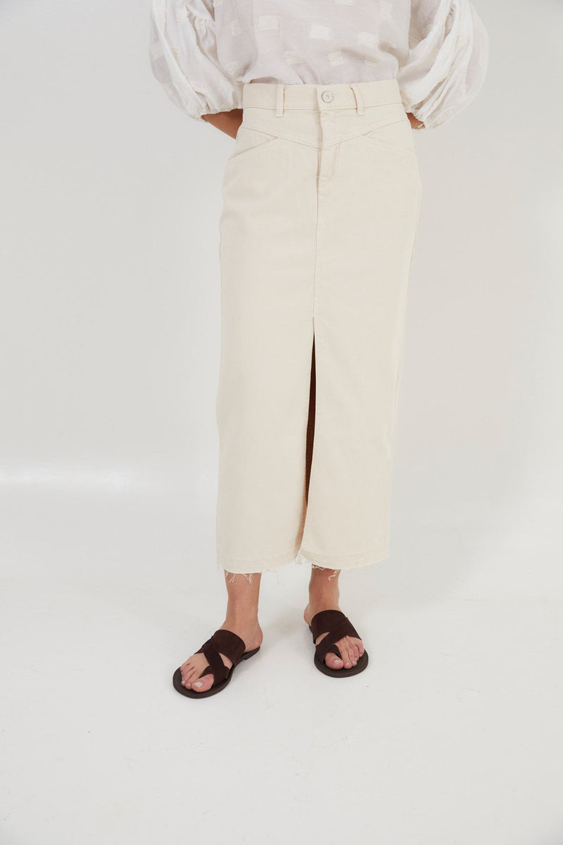 ¡Este verano, la falda vaquera blanca de Lefties se posiciona como la prenda estrella! 7 Moncloa ¡Logra unos looks únicos!