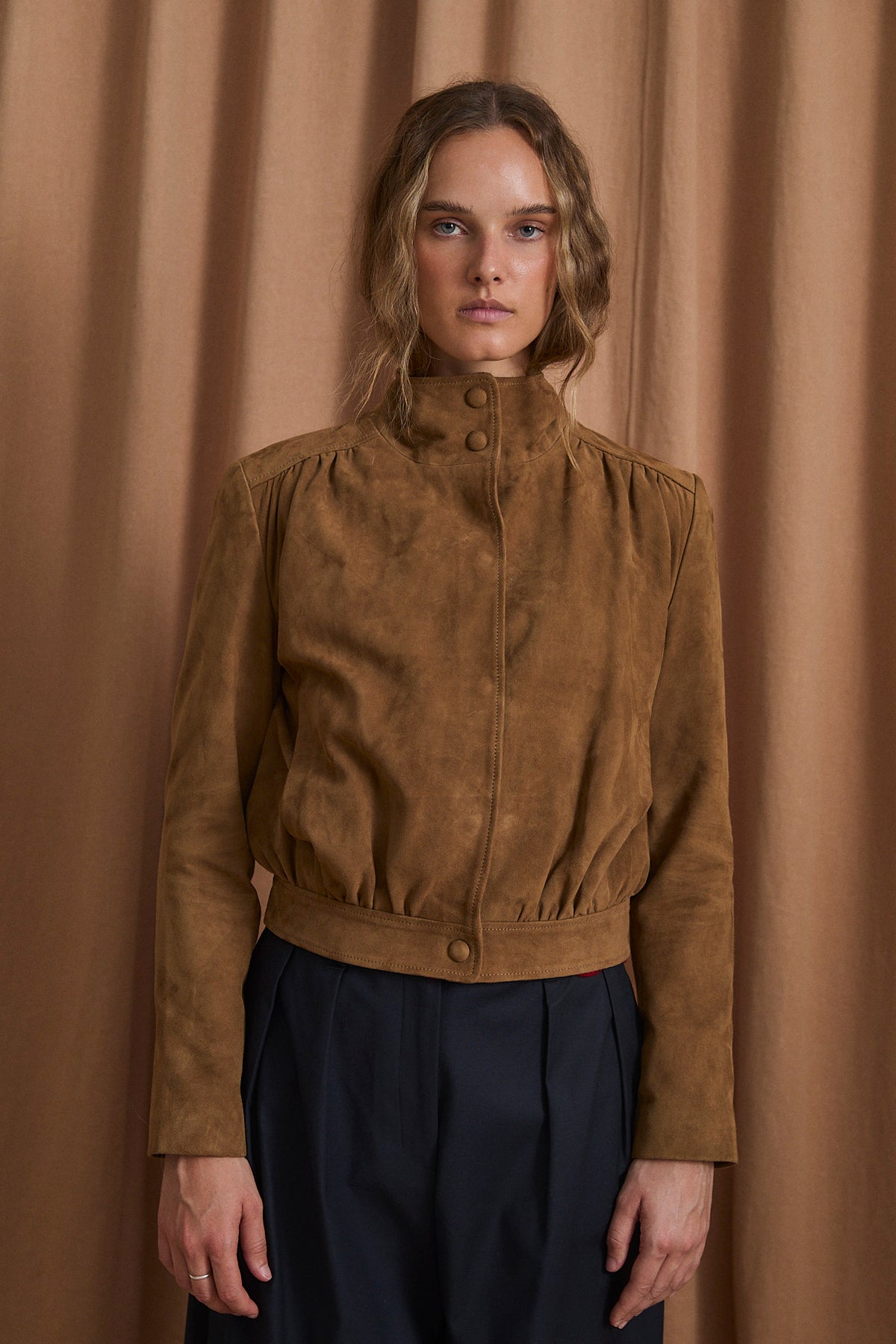 CHAQUETA BOMBER ANTE OCRE