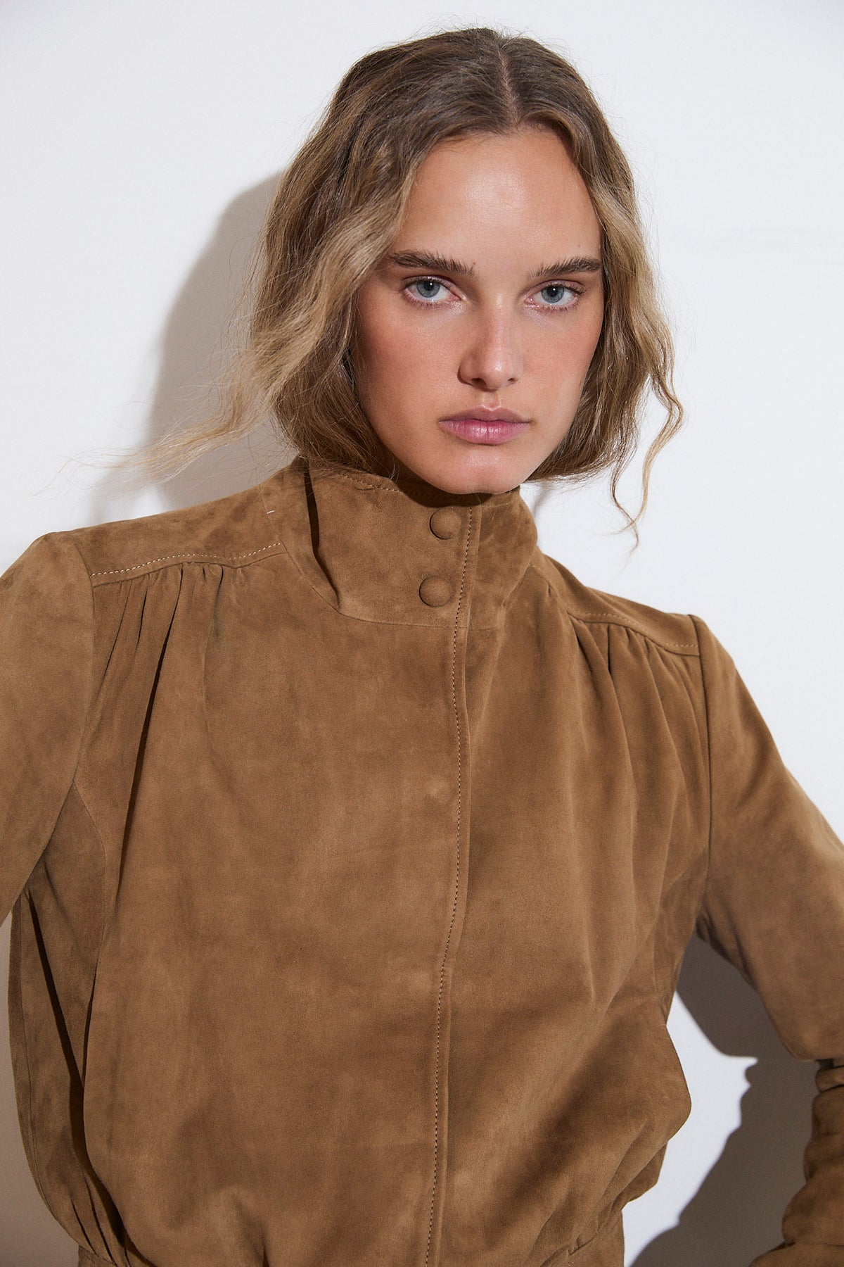 CHAQUETA BOMBER ANTE OCRE