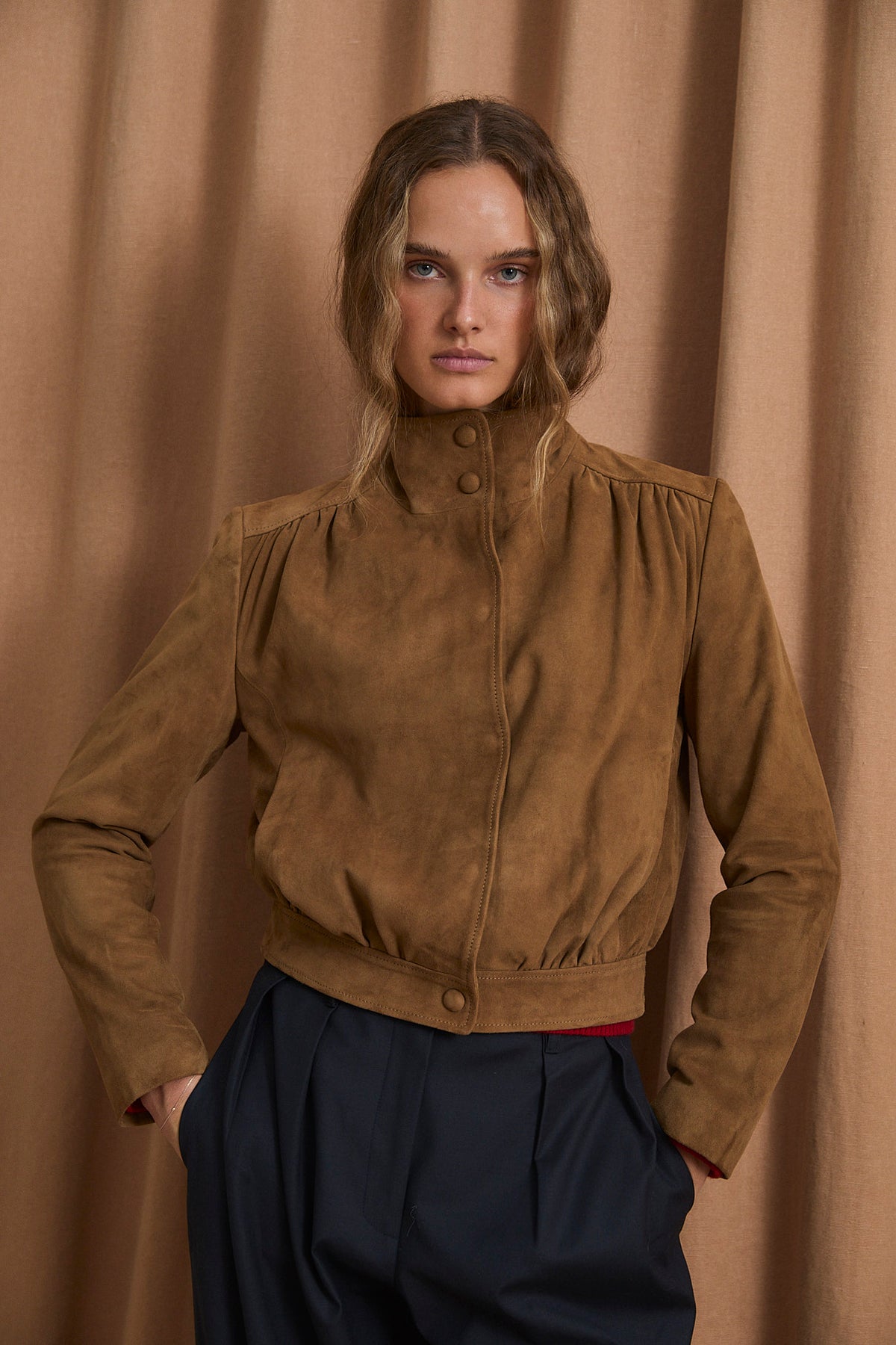 CHAQUETA BOMBER ANTE OCRE