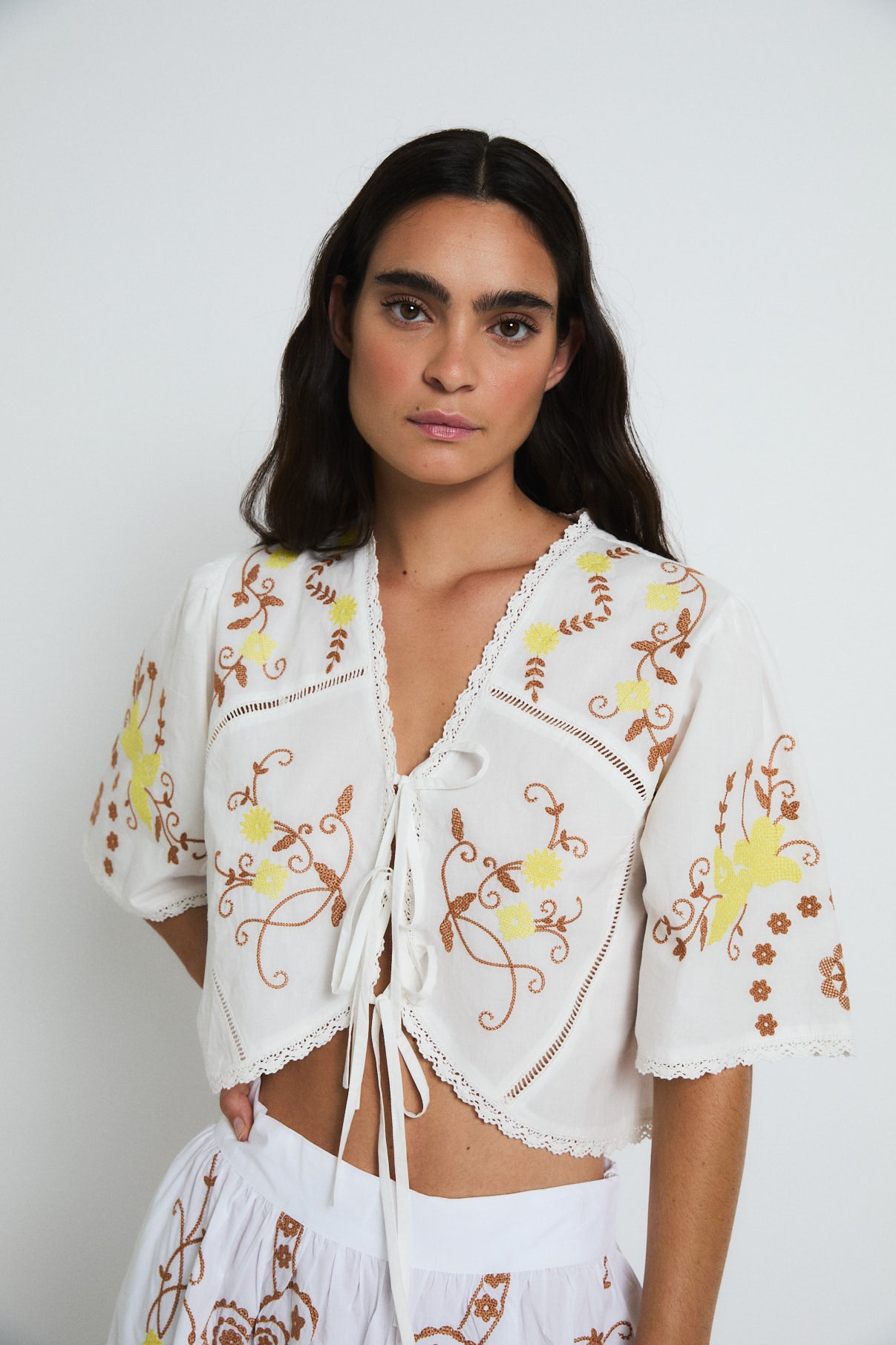 AMAPOLA EMRBOIDERY ECRU TOP