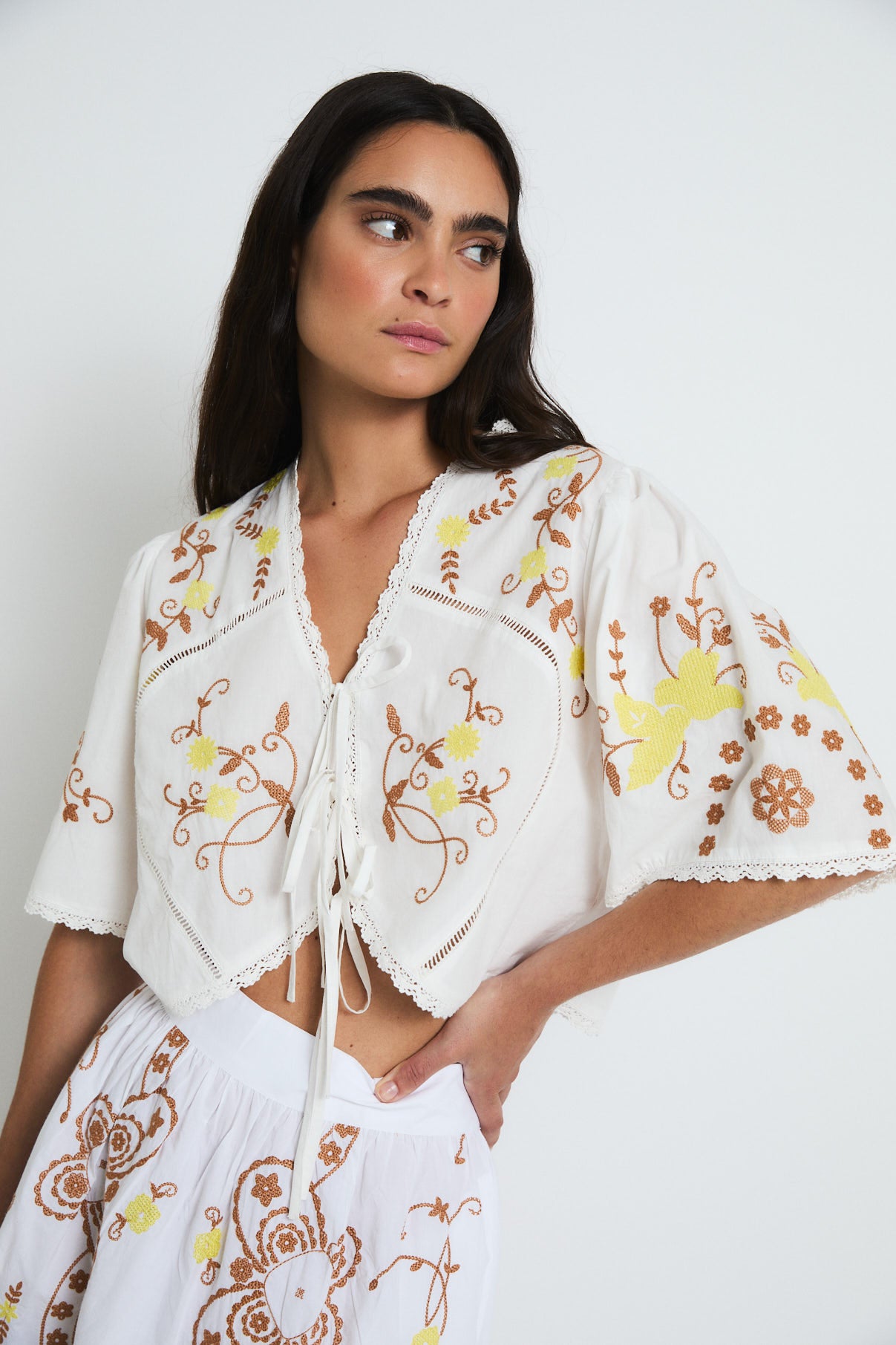 AMAPOLA EMRBOIDERY ECRU TOP
