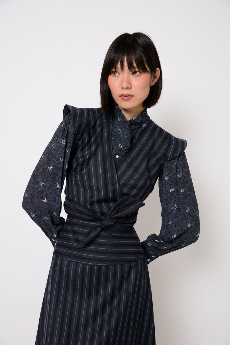 DIAGONAL NAVY STRIPES TOP