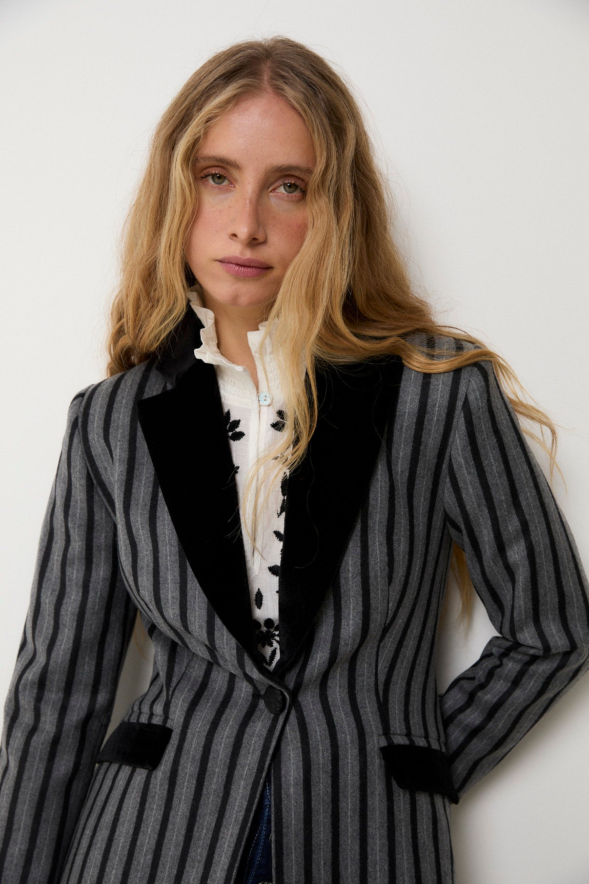 BLAZER ANA RAYAS GRIS