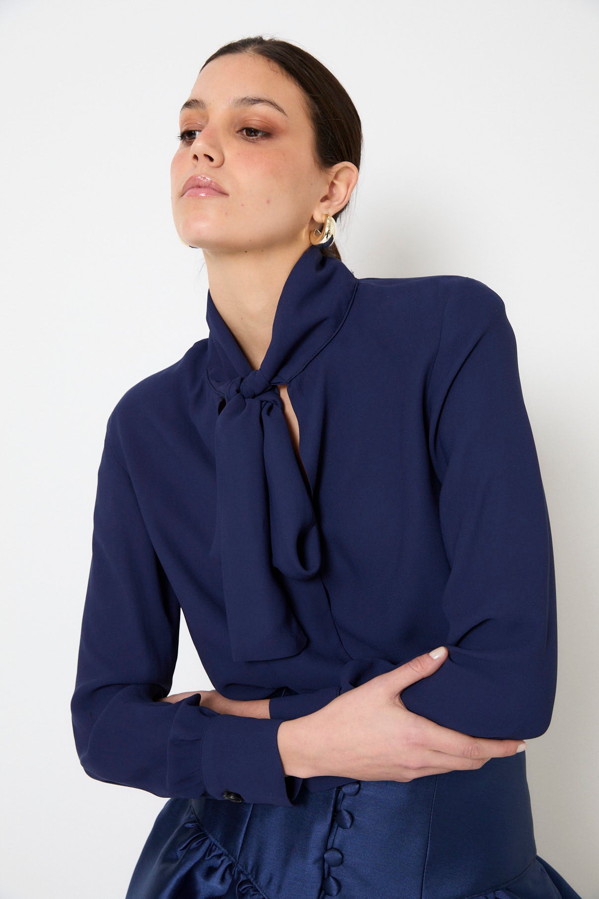 BLUSA LAZO CRESPON MARINO