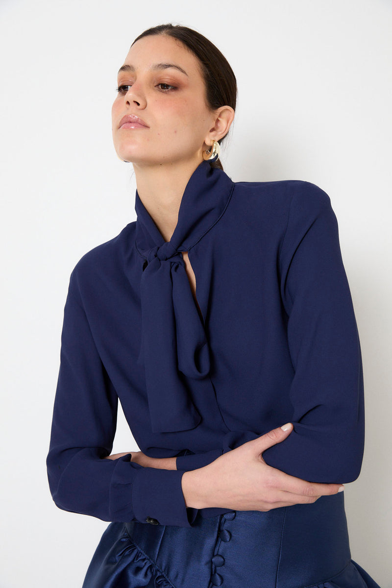 BLUSA LAZO CRESPON MARINO