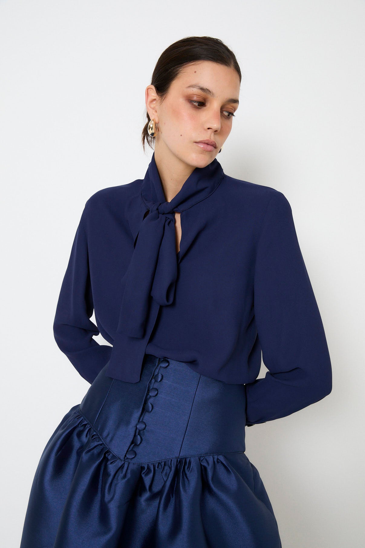 BLUSA LAZO CRESPON MARINO