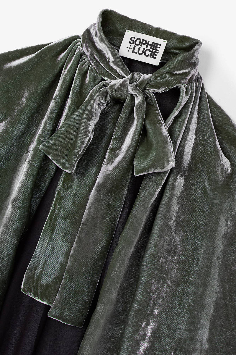 CAPE DE LAÇAGE EN VELOURS FUMÉ