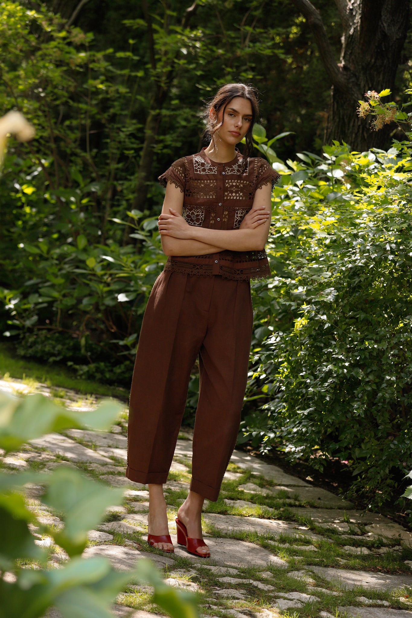TOTAL LOOK SEA EMBROIDERY CHOCOLATE
