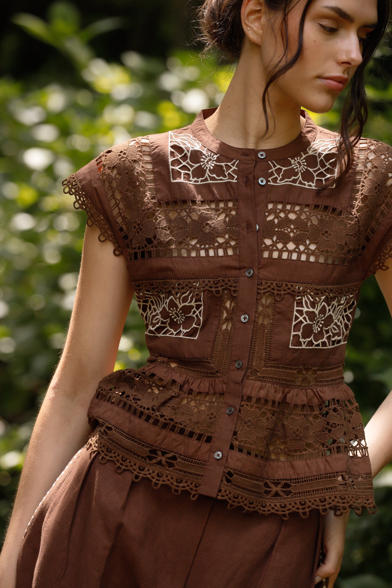 SEA EMBROIDERY CHOCOLATE TOP